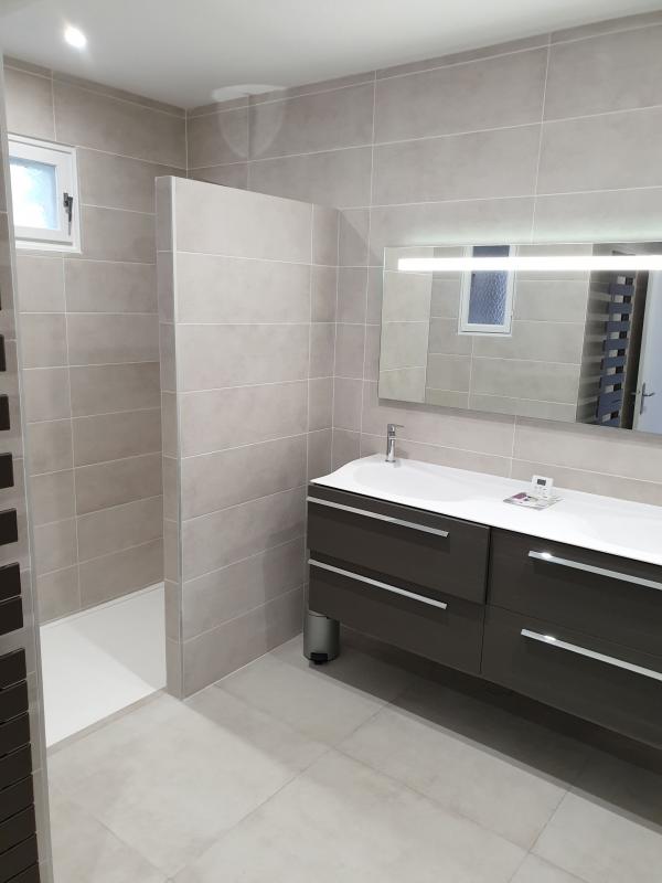 rénovation salle de bain avec douche à l'italienne et double vasques - CHANEINS