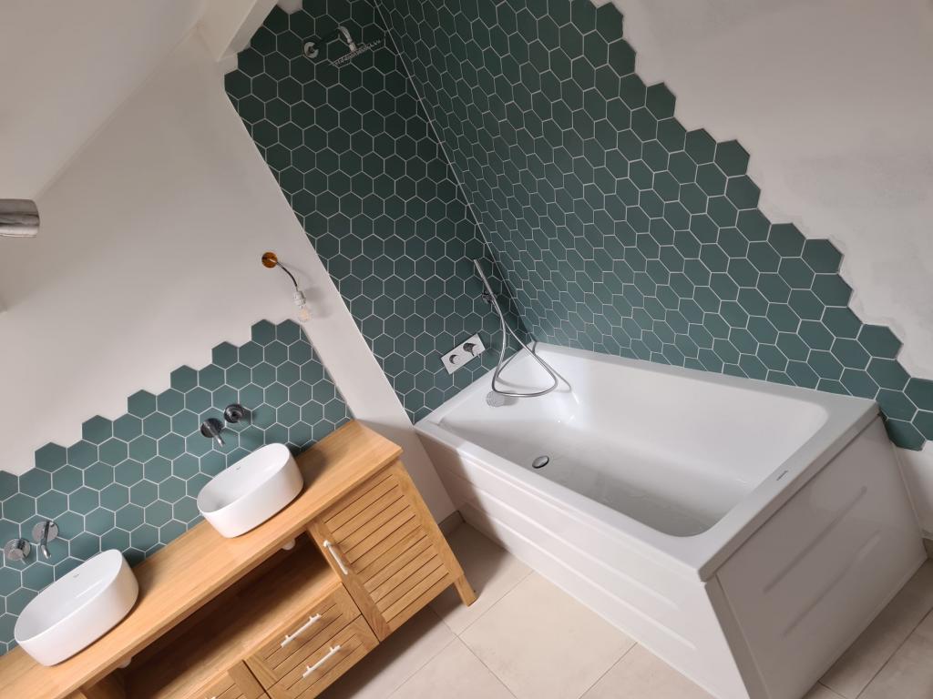 salle de bain avec baignoire et faïence hexagonale.jpg