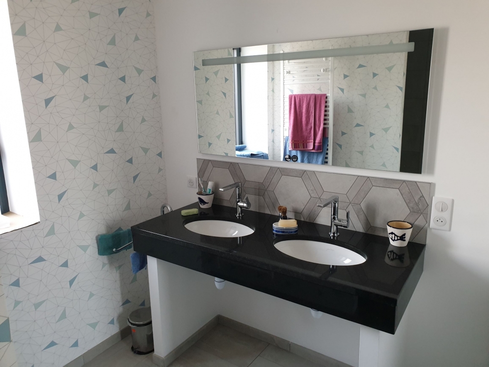 rénovation d'une salle de bain avec pose de papier peint et faïence avec motifs géométriques.jpg